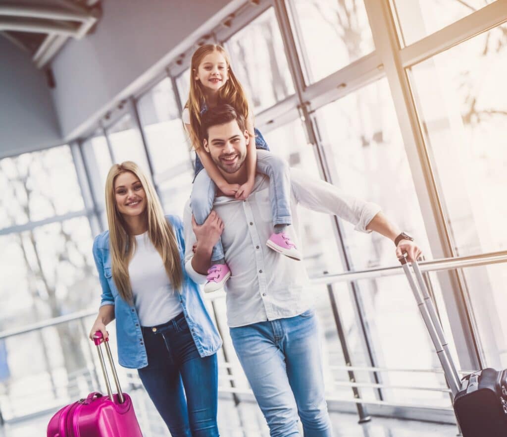 Familie in luchthaven 1024x882